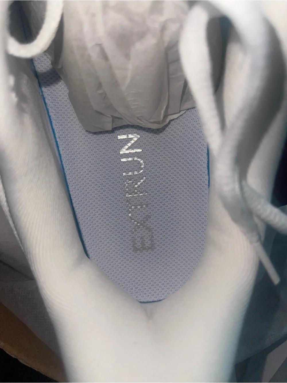 EXTRUN Men’s White Running Sneakers with Gradient Accent